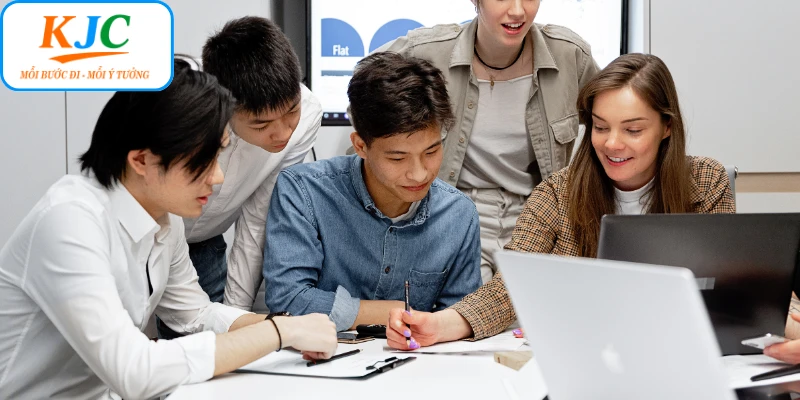 Bộ phận HR hỗ trợ nhân viên làm việc